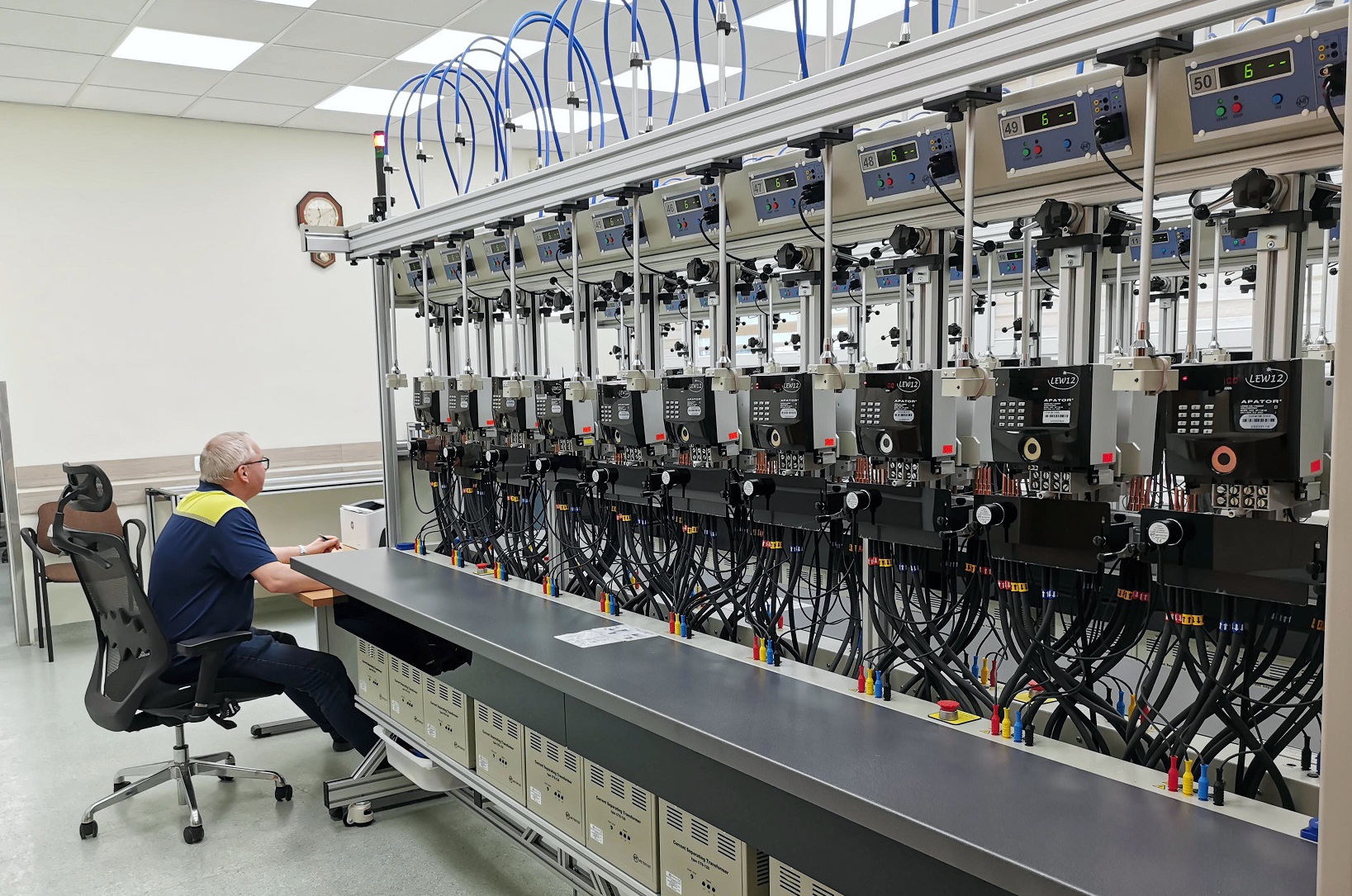 Pracownik Tauron Dystrybucja testuje technologie komunikacyjne wykorzystywane do transmisji danych z liczników zdalnego odczytu