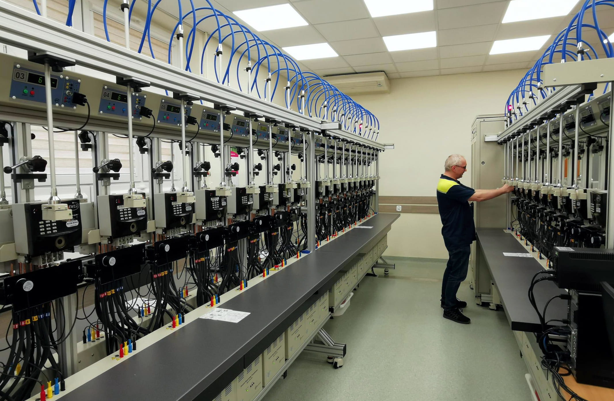 Pracownik Tauron Dystrybucja testuje technologie komunikacyjne wykorzystywane do transmisji danych z liczników zdalnego odczytu